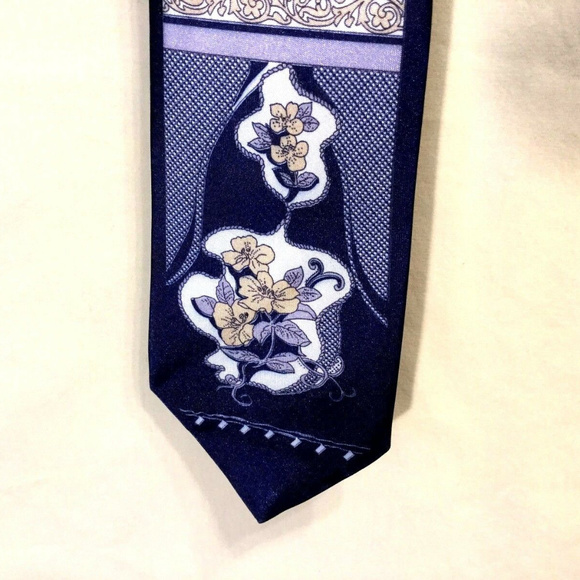 Men's Claudio Nucci Necktie - Floral Purple - Picture 5 of 8